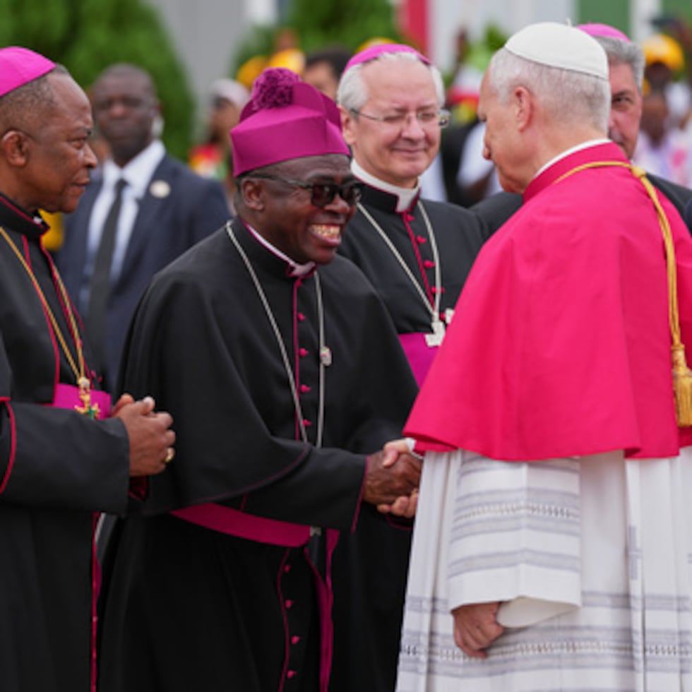 El papa León XIV, junto al presidente de Guinea Ecuatorial, Teodoro Obiang Nguema Mbasogo, a la derecha, es recibido por el arzobispo Juan Nsue Edjang Mayé, a la izquierda, y Juan Domingo-Beka Esono Ayang.