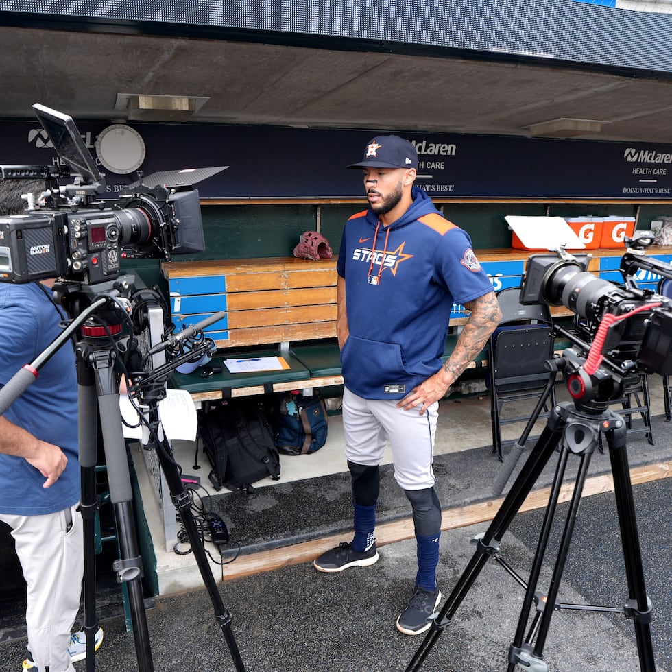 The documentary El Clásico del Clásico, by local production company Wanabí Puerto Rico, with the participation of Puerto Rican players Kike Hernández and Edwin "Sugar" Díaz as executive producers, portrays the baseball rivalry between Puerto Ricans and Dominicans. In the photo, the interview with Carlos Correa.