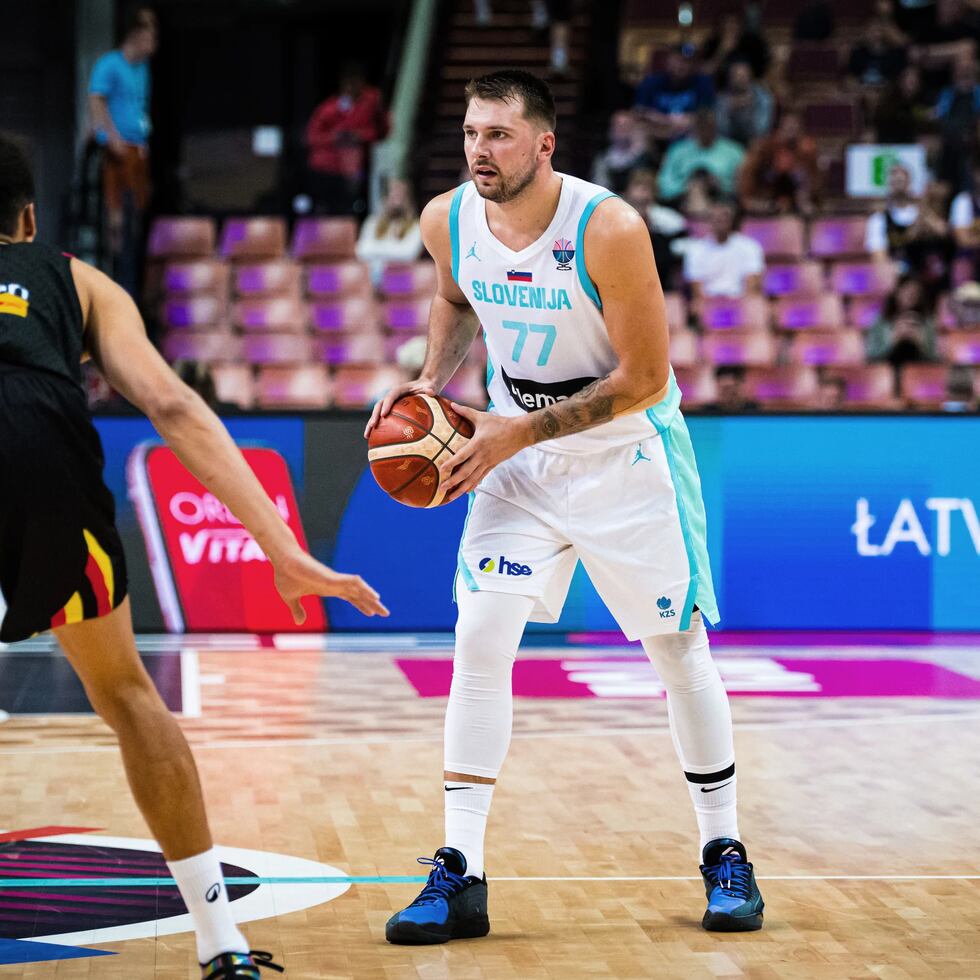 El jugador Luka Doncic (77) anotó 26 unidades, dio 11 asistencias y capturó diez rebotes en la victoria de Eslovenia ante Bélgica en el EuroBasket.