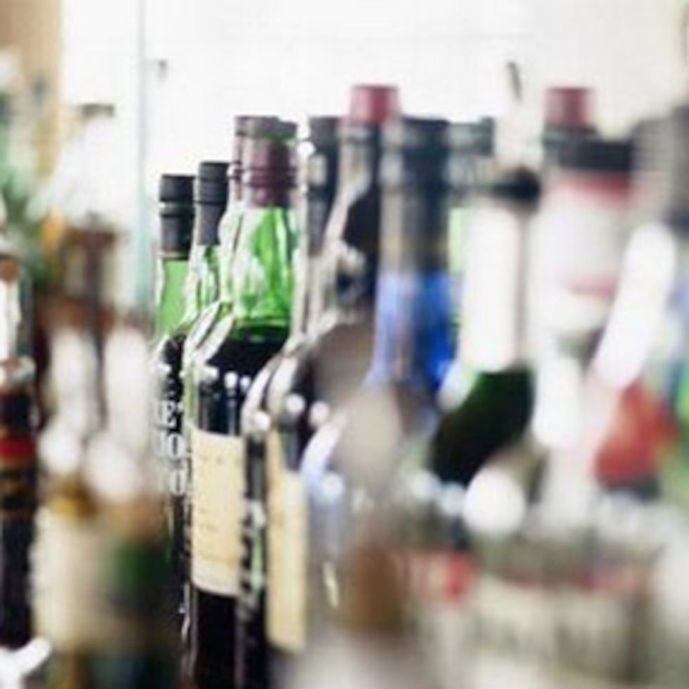 El consumo y la venta de alcohol están prohibidos en la República Islámica, pero la prensa informa regularmente de intoxicaciones mortales con alcohol de contrabando, que es fácil de conseguir