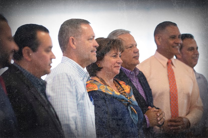 Orocovis, Mayo 14, 2019 - PR HOY / TUS NOTICIAS - Centro de recepciones de Orocovis - FOTOS para ilustrar una historia sobre una visita de la directora ejecutiva de la Junta de Supervisión Fiscal (JSF), Natalie Jaresko, al municipio de Orocovis (uno de los 10 ayuntamientos que deben rendir cuentas al ente como parte de un plan piloto). EN LA FOTO Jaresko junto a los alcaldes Javier Carrasquillo (alcalde de Cidra), Josian Santiago (alcalde de Comerio), William Alicea Perez (alcalde de Aibonito), Francisco López (alcalde de Barranquitas), Javier Hernández (alcalde de Villaba) y Jesus E. Colón Berlingeri (alcalde de Orocovis). FOTO POR: tonito.zayas@gfrmedia.com Ramon " Tonito " Zayas / GFR Media