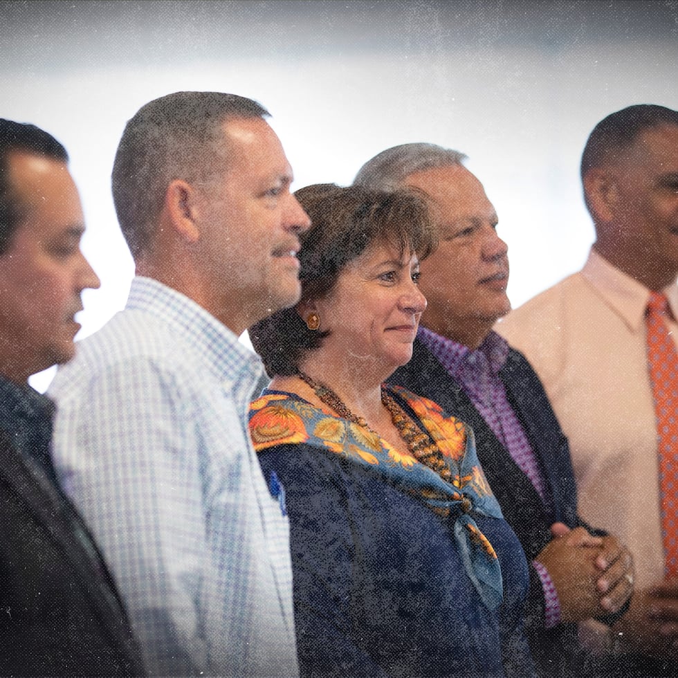 In the center, then Executive Director of the Fiscal Oversight Board, Natalie Jaresko, interacts with mayors from the central region during a visit to Orocovis, as part of a pilot program through which several municipalities were required to report to the fiscal oversight body.