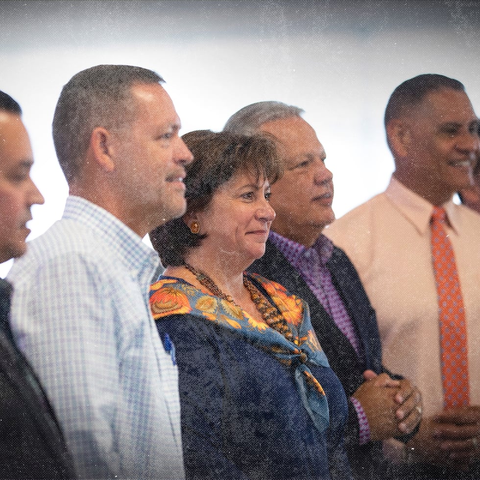 Al centro, la entonces directora ejecutiva de la Junta de Supervisión Fiscal, Natalie Jaresko, comparte con alcaldes de la región central durante una visita a Orocovis, como parte de un plan piloto mediante el cual varios ayuntamientos debían rendir cuentas al organismo fiscal.