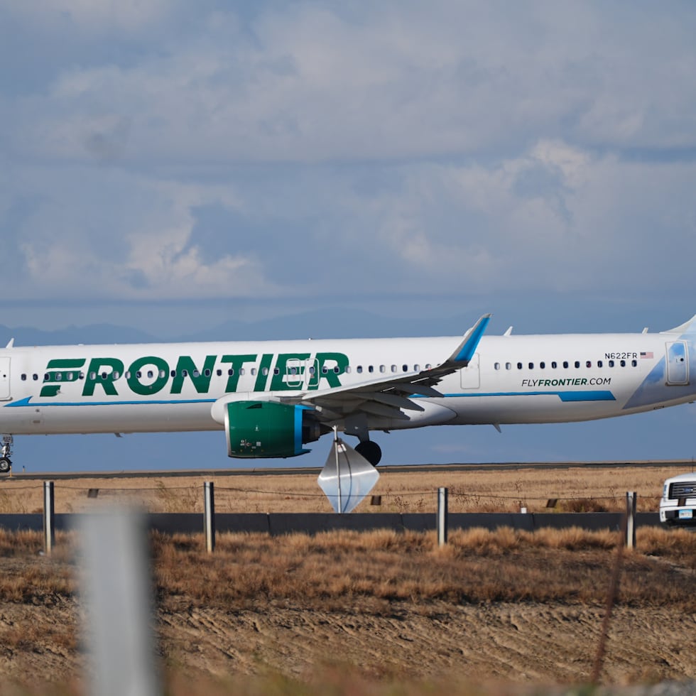 Un avión de Frontier Airlines avanza por una pista del aeropuerto internacional de Denver.