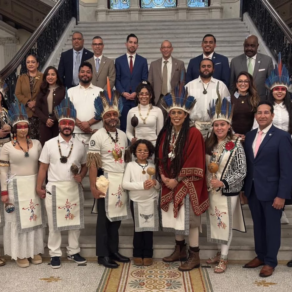 La Legislatura de Massachusetts –primero el Senado y luego la Cámara de Representantes– aprobó resoluciones que destacan la riqueza cultural, el idioma y la forma de vida de los taínos. En la foto, el grupo luego de la aprobación en la Cámara.