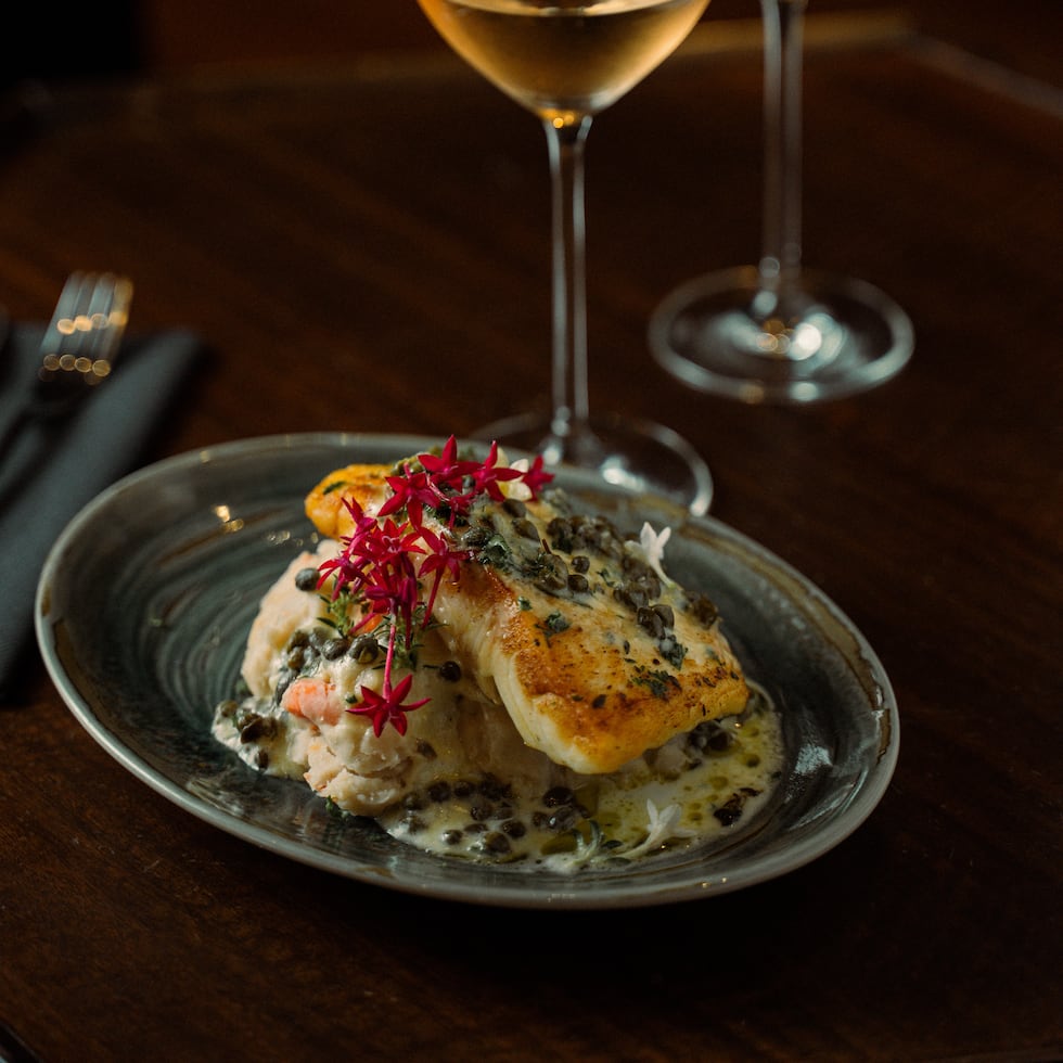 Rodaballo acompañado de una salsa especial, maridado con un vino rosado.