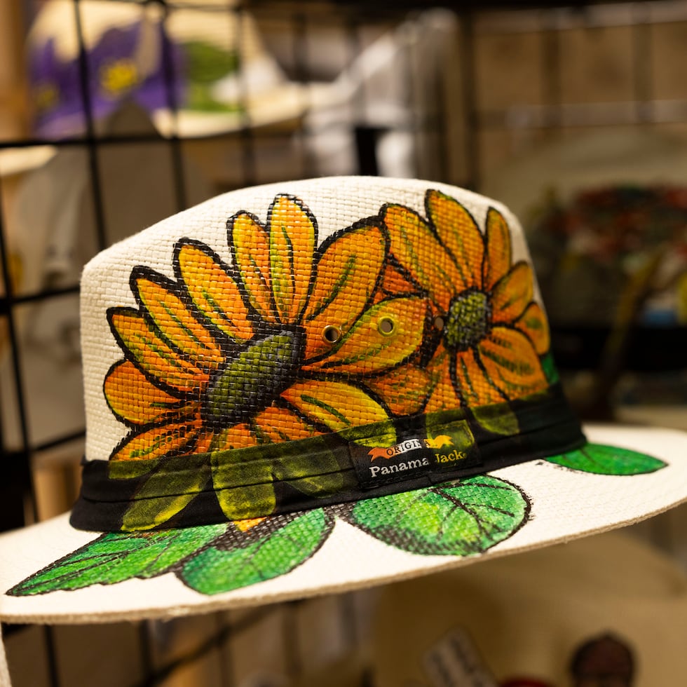 A pedidos de una amiga, Evelyn pintó un sombrero, proyecto que ahora ha convertido a la pintora y a su hija -Loraine- en creadoras de piezas y accesorios de vestir pintados a mano.