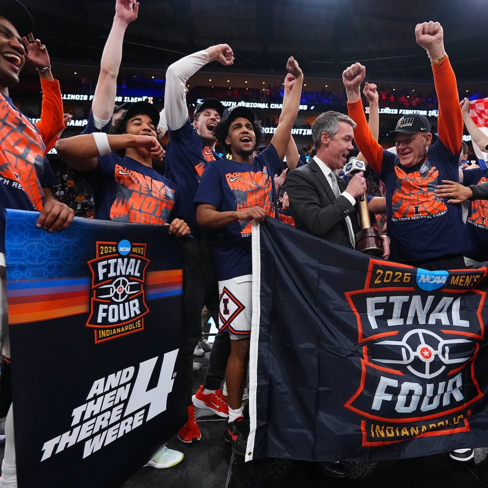 Brandon Lee, al centro con tenis negros, sostiene una pancarta celebrando el avance de Illinois al Final Four.