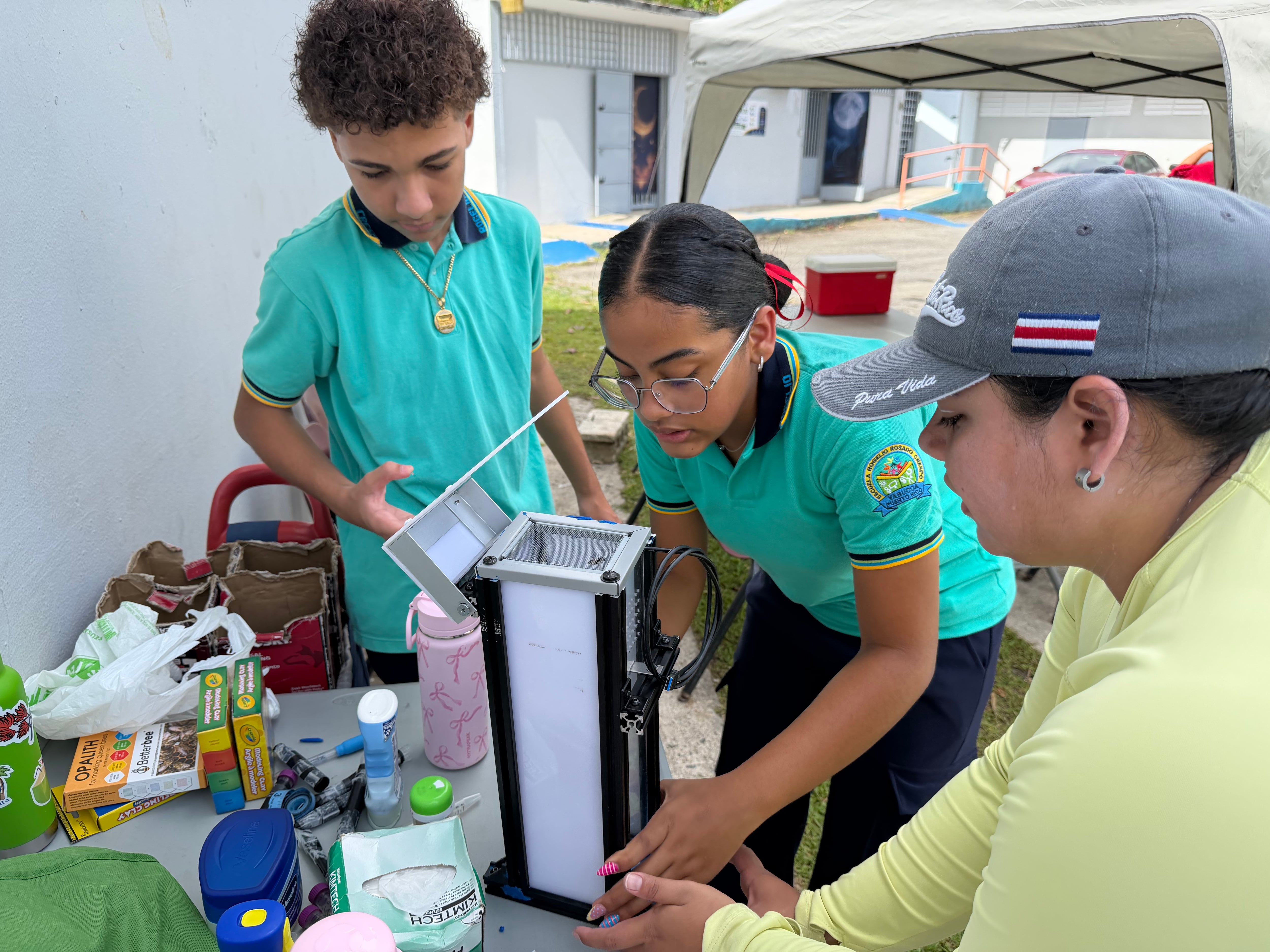 Imagen de la cobertura de: Escuela de Yabucoa y Arecibo C3 colaboran en investigación sobre las abejas