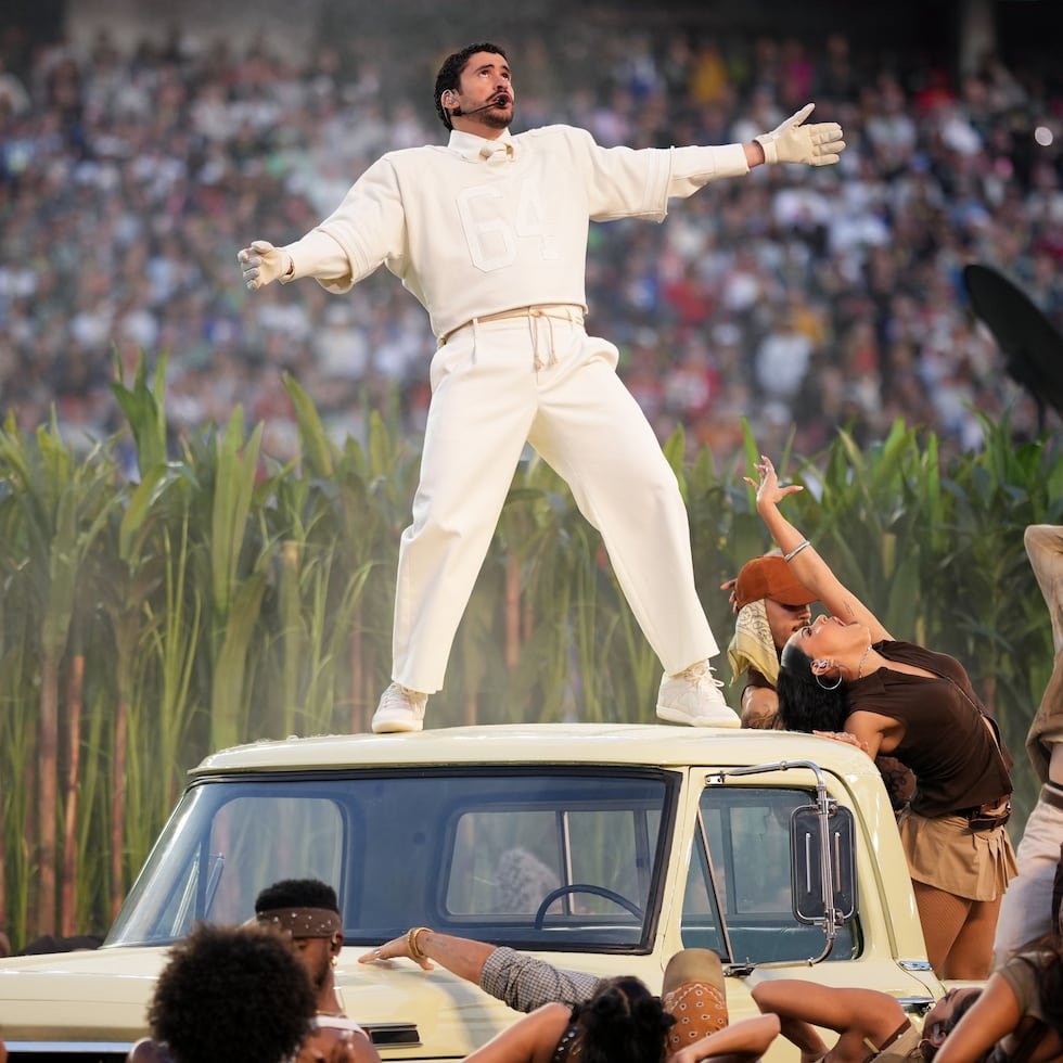 Bad Bunny hizo historia al ser el primer artista protagonista del Super Bowl con un repertorio musical íntegramente en español.