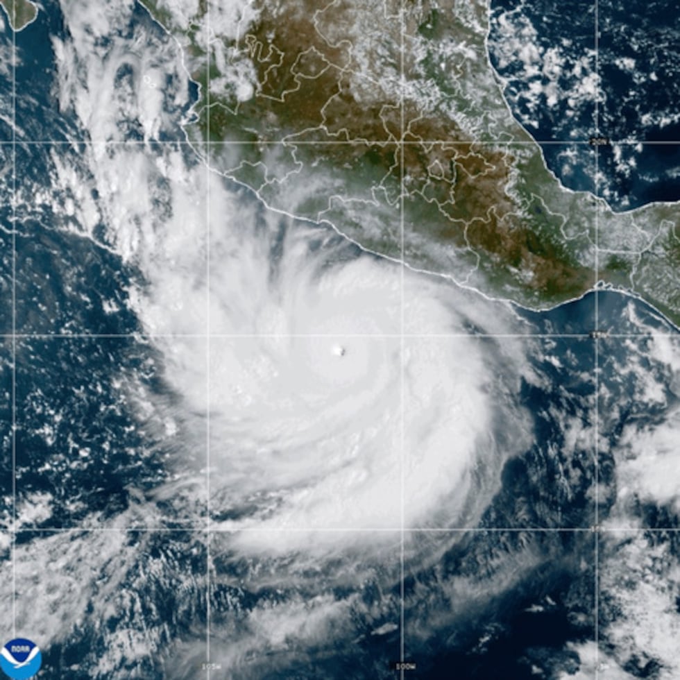 Esta fotografía, facilitada por la NOAA, muestra al huracán Polo ganando intensidad en el océano Pacífico, frente a las costas de México.