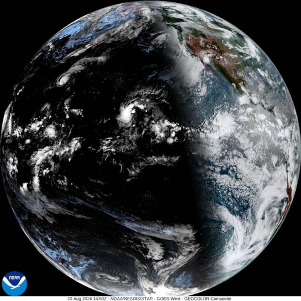 Una depresión que se desplaza hacia el oeste y el noroeste podría convertirse en tormenta tropical en las próximas horas y pasar cerca o al sur de la Isla Grande de Hawaii durante el fin de semana