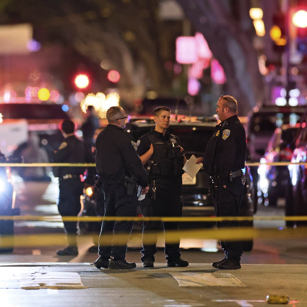 Los detectives instaron a los testigos o a cualquier persona que tenga información a que llamen al departamento de policía.