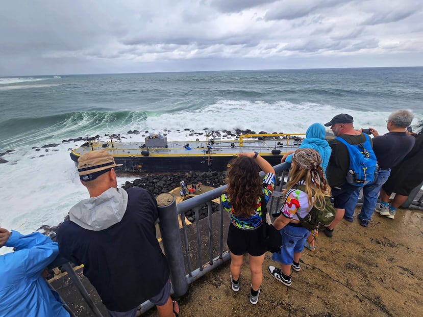 Una barcaza encalló en la orilla del rompeolas frente al Castillo San Felipe del Morro, en la entrada de la bahía de San Juan. Foto por Xavier Araújo