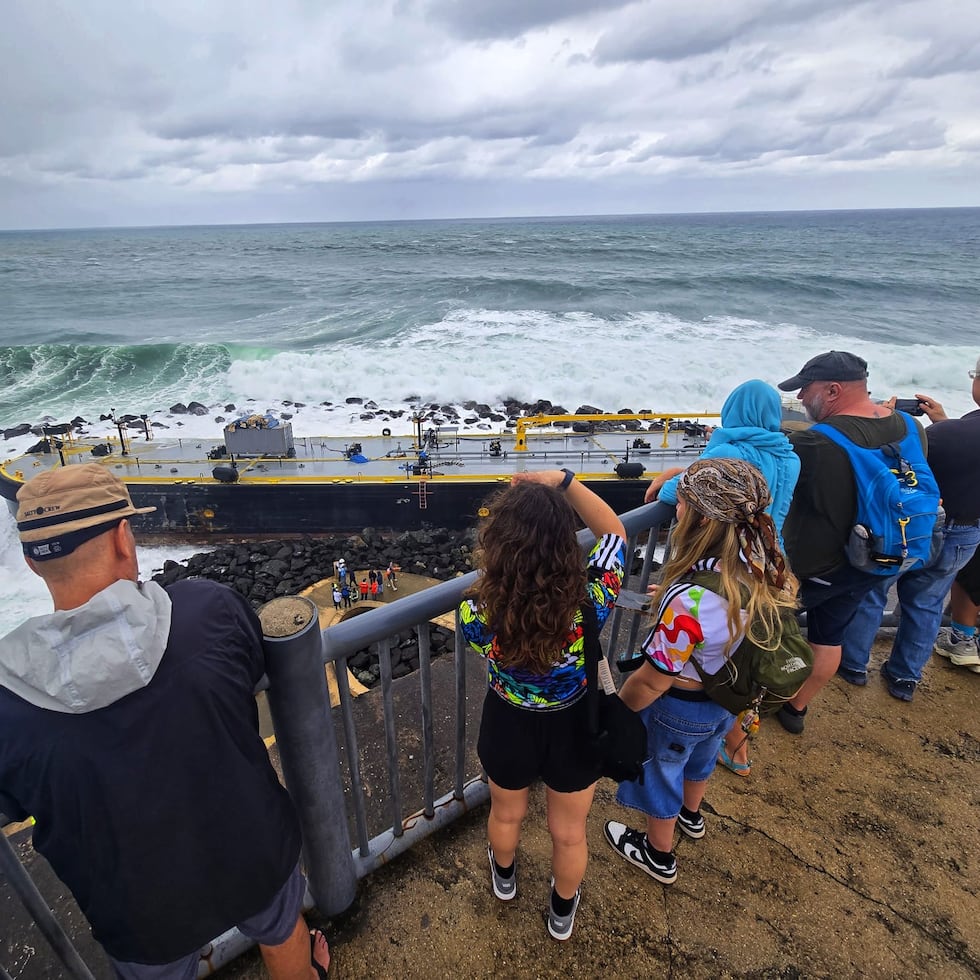 Una barcaza encalló el lunes en la orilla del rompeolas frente al Castillo San Felipe del Morro, en la entrada de la bahía de San Juan.