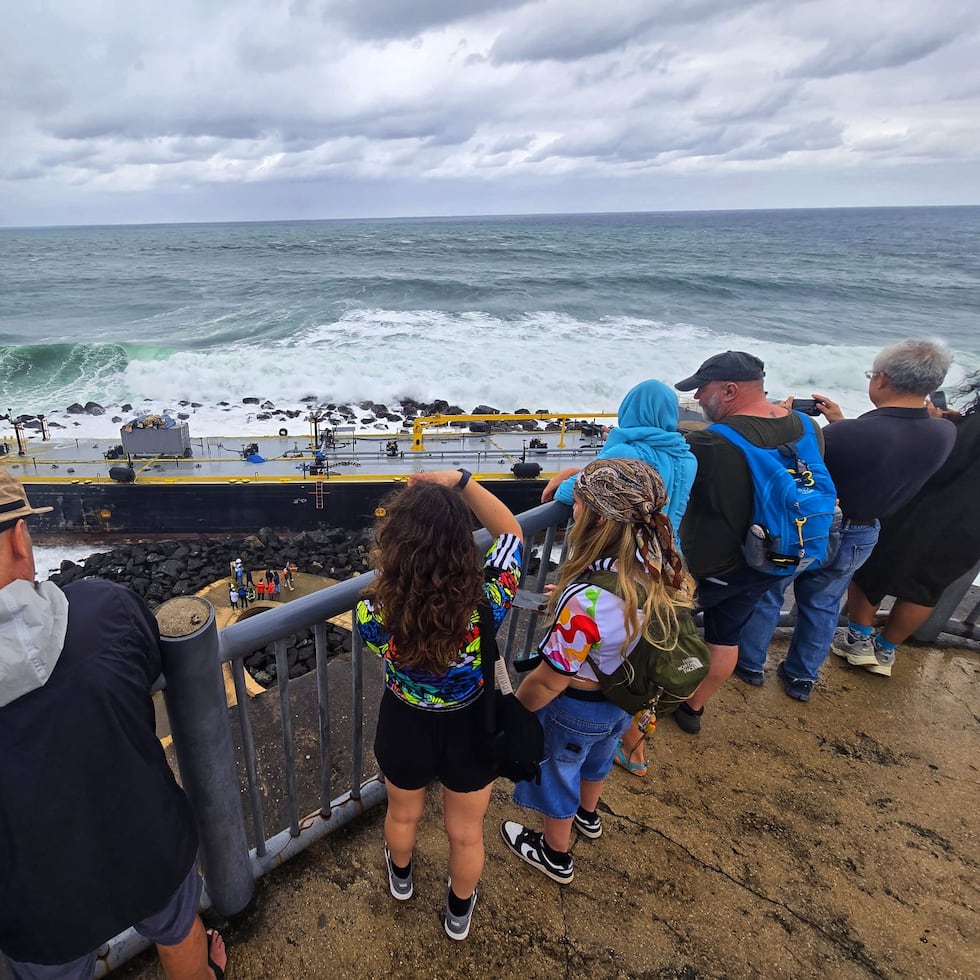 Una barcaza encalló en la orilla del rompeolas frente al Castillo San Felipe del Morro, en la entrada de la bahía de San Juan. Foto por Xavier Araújo