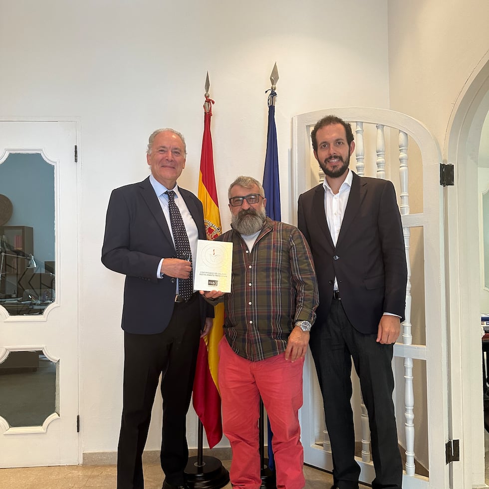 Desde la izquierda: Josep María Bosch Bessa, cónsul de España en Puerto Rico; Miguel González Cortés, chef y propietario de Levante Gastrobar y Arrocería; y Francisco Millán Rajoy, consejero económico de la Oficina Económica y Comercial de España en Puerto Rico.