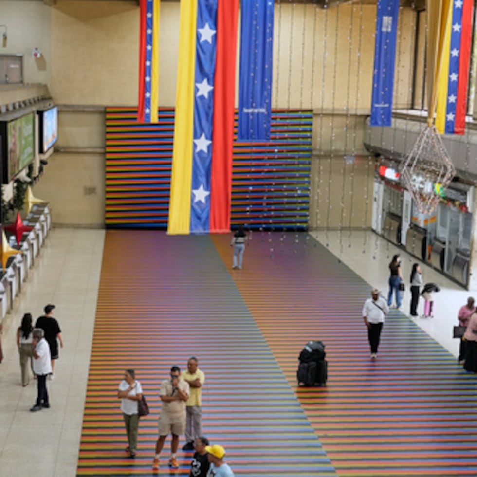 Viajeros esperan en la sala principal del Aeropuerto Internacional Simón Bolívar de Maiquetía, Venezuela.