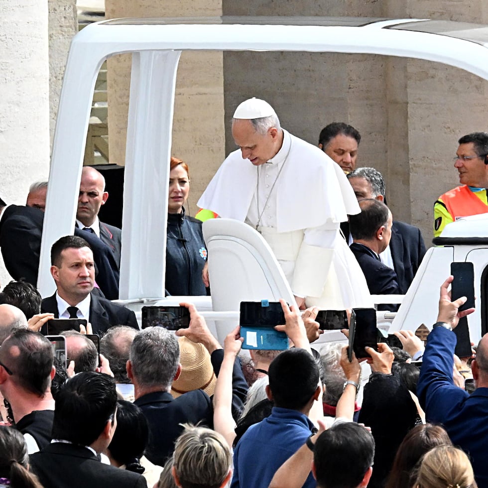 El papa León XIV llega a su audiencia general semanal en la Plaza de San Pedro.