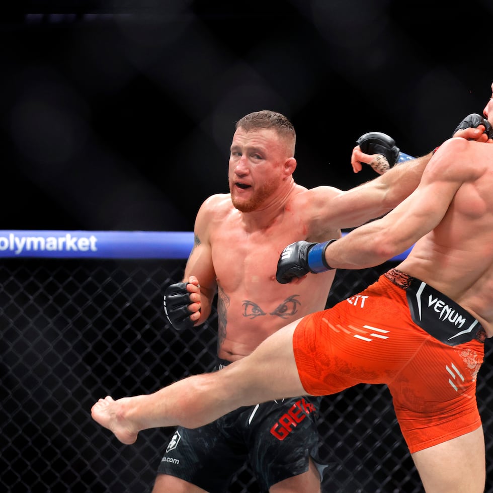 Justin Gaethje (izquierda) conecta un golpe sobre Paddy Pimblett en la función UFC 324 de artes marciales mixtas, realizada en Las Vegas.