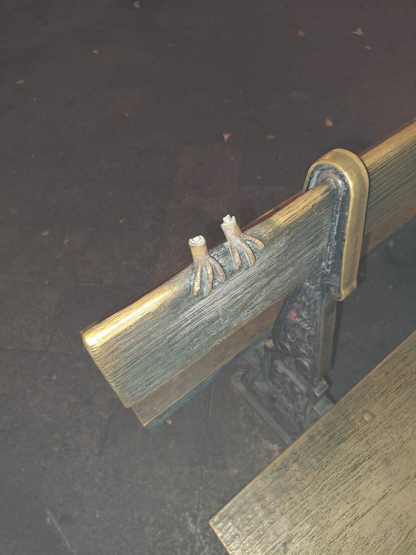 Así quedó la escultura de bronce en honor al compositor Tite Curet Alonso tras un acto de vandalismo.