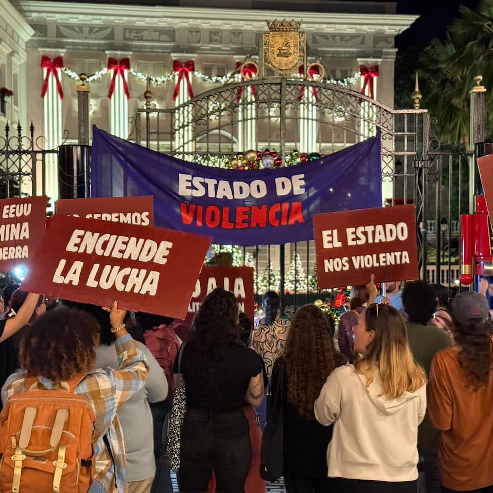 El grupo de manifestantes logró llegar hasta los portones de La Fortaleza para expresar sus reclamos de acción del gobierno para erradicar la violencia machista.