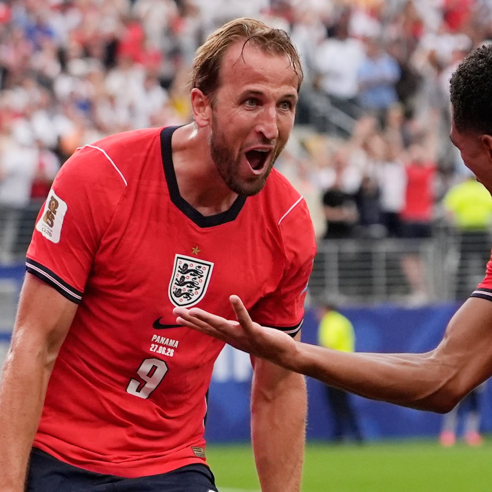 Harry Kane (9) celebra con su compañero Jude Bellingham (10) tras anotar el segundo gol en la victoria 2-0 ante Inglaterra en el Grupo L del Mundial, el sábado 27 de junio de 2026, en East Rutherford, Nueva Jersey. (AP Foto/Steve Luciano)