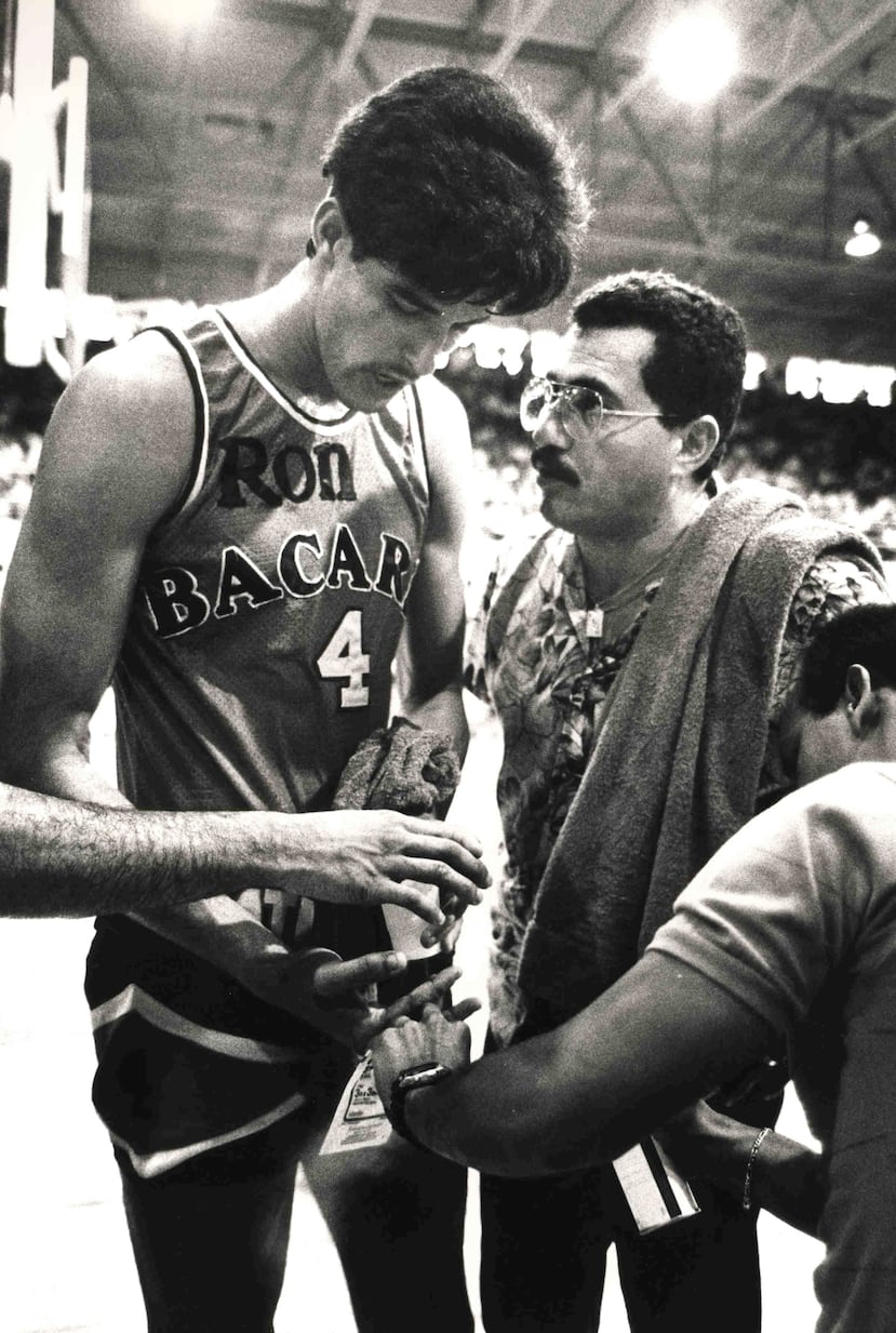 En 1985 ganó su primer campeonato con los Atléticos. En la foto con un joven Piculín Ortiz.