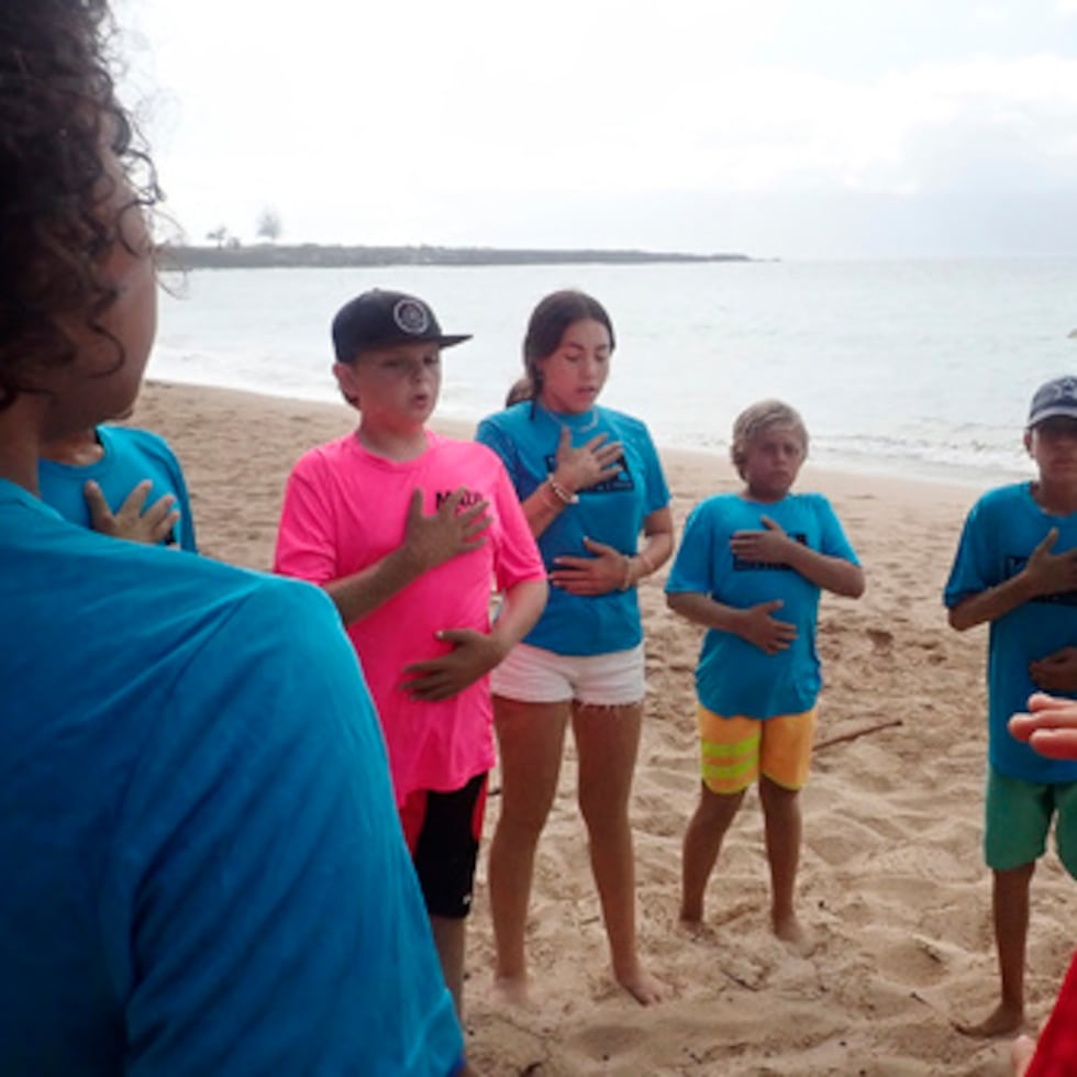 Jóvenes de Maui se recentran tras entrenamiento con ejercicios de respiración.