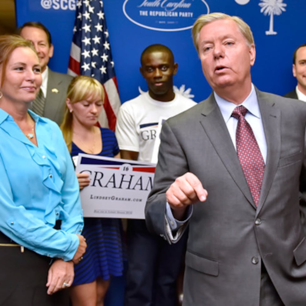 En una foto de 2015, el senador Lindsey Graham, republicano por Carolina del Sur, acompañado por su hermana Darline, a la izquierda, habla en la sede del Partido Republicano en Columbia (Carolina del Sur).