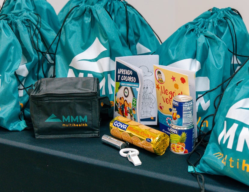 La iniciativa incluye la distribución de “mochilitas” de emergencia equipadas con linternas, silbatos, libros de actividades para niños, alimentos no perecederos y una guía educativa de preparación ante huracanes.