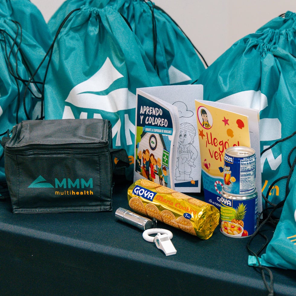 La iniciativa incluye la distribución de “mochilitas” de emergencia equipadas con linternas, silbatos, libros de actividades para niños, alimentos no perecederos y una guía educativa de preparación ante huracanes.