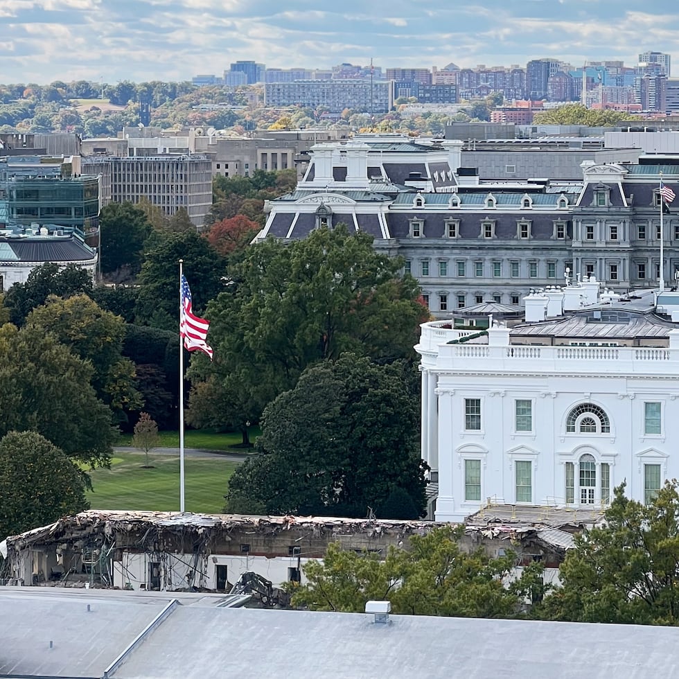 El ala este de la Casa Blanca fue demolida por completo mientras trabajadores avanzan para construir un salón de baile ordenado por el presidente Donald Trump.