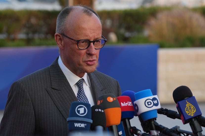 El canciller alemán Friedrich Merz hace declaraciones a su llegada a la Cumbre de la UE en Ayia Napa, Chipre, el jueves 23 de abril de 2026. (Foto AP/Petros Karadjias)
