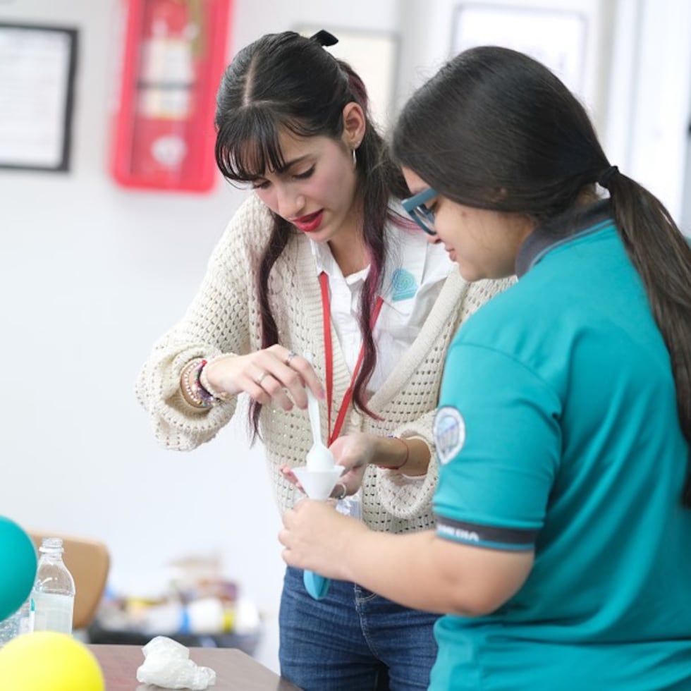CAS es una iniciativa educativa que conecta a estudiantes y maestros con expertos y expertas en STEM, a través de visitas escolares y charlas virtuales.