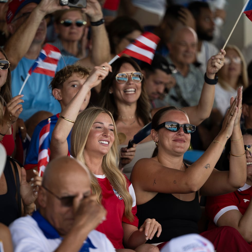 Fanáticos boricuas llegaron a las gradas para apoyar al equipo masculino en las semifinales del polo acuático.