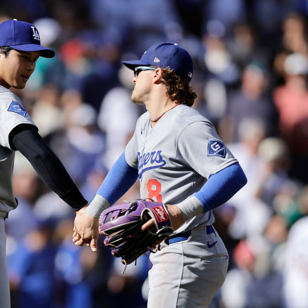 Shohei Ohtani, a la izquierda, saluda a Enrique "Kike" Hernández.