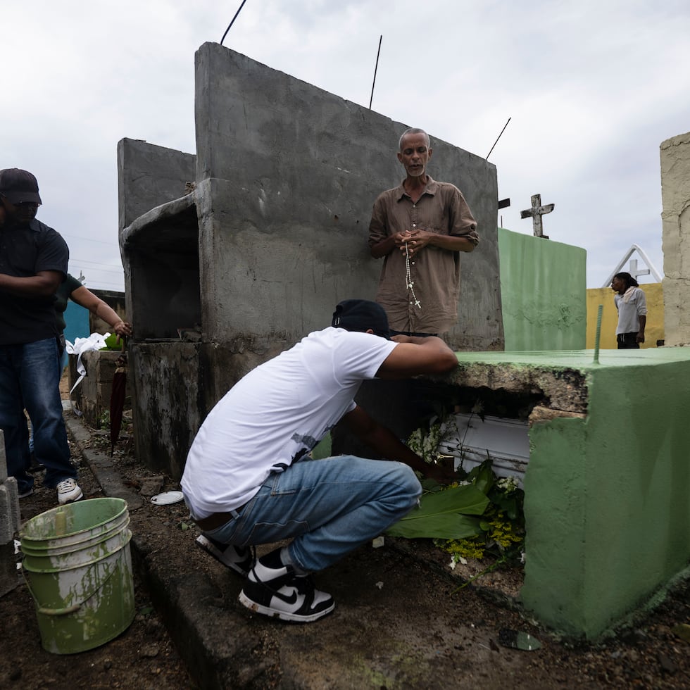 Familias lloran la pérdida de sus seres queridos en el cementerio tras la tragedia del Jet Set.