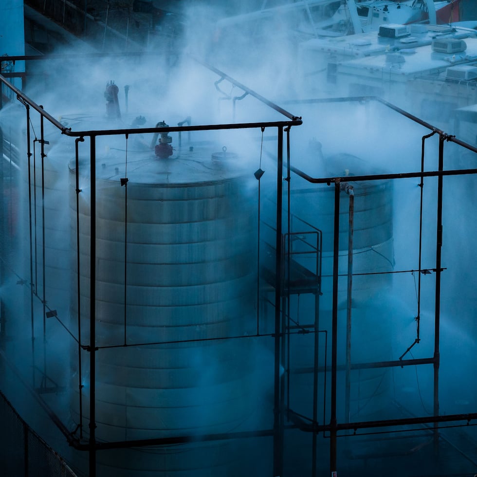 Las autoridades del sur de California se apresuraban el viernes a averiguar cómo evitar la explosión de un tanque de almacenamiento que ha estado filtrando una sustancia química peligrosa utilizada para fabricar piezas de plástico.