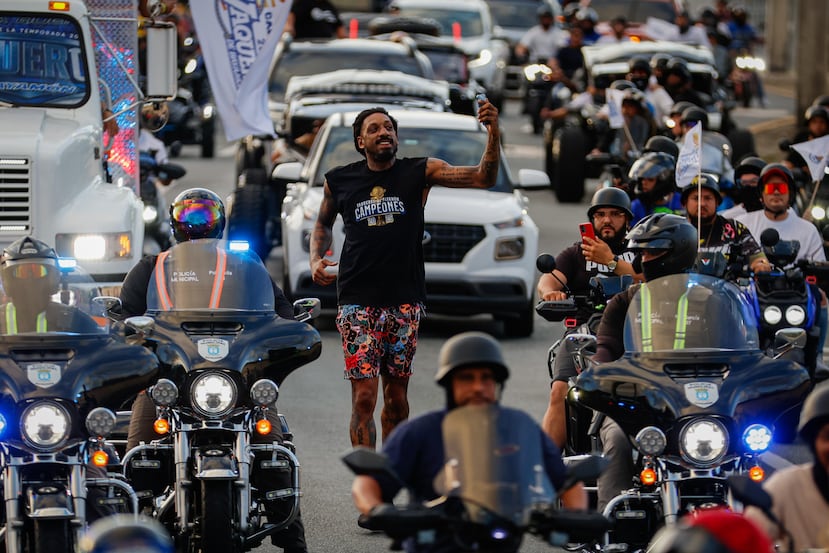 Renaldo Balkman corriendo por las calles de Bayamón durante la caravana de campeonato de los Vaqueros.