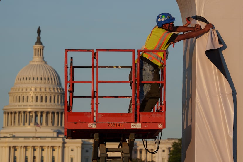 Continúan los preparativos para la Gran Feria Estatal Americana en el National Mall, el domingo 21 de junio de 2026, en Washington. (Foto AP/Jon Elswick)