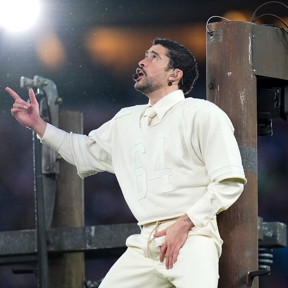 En lo que se sintió como un momento de medio tiempo sobre un escenario tan grande como el del Super Bowl, Bad Bunny hizo un acto de valentía cultural. No pidió permiso. No tradujo. No cambió su acento para sonar aceptable. No suavizó su identidad para incomodar menos, señala Eduardo Bhatia.