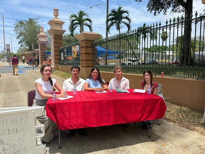 De izquierda a derecha, Astrid J. Lugo López, Orlando E. Ramos Rosado, Marina T. Rodríguez Seguí, Christian A. Colón Maldonado y Natalia R. Martínez Valentín.