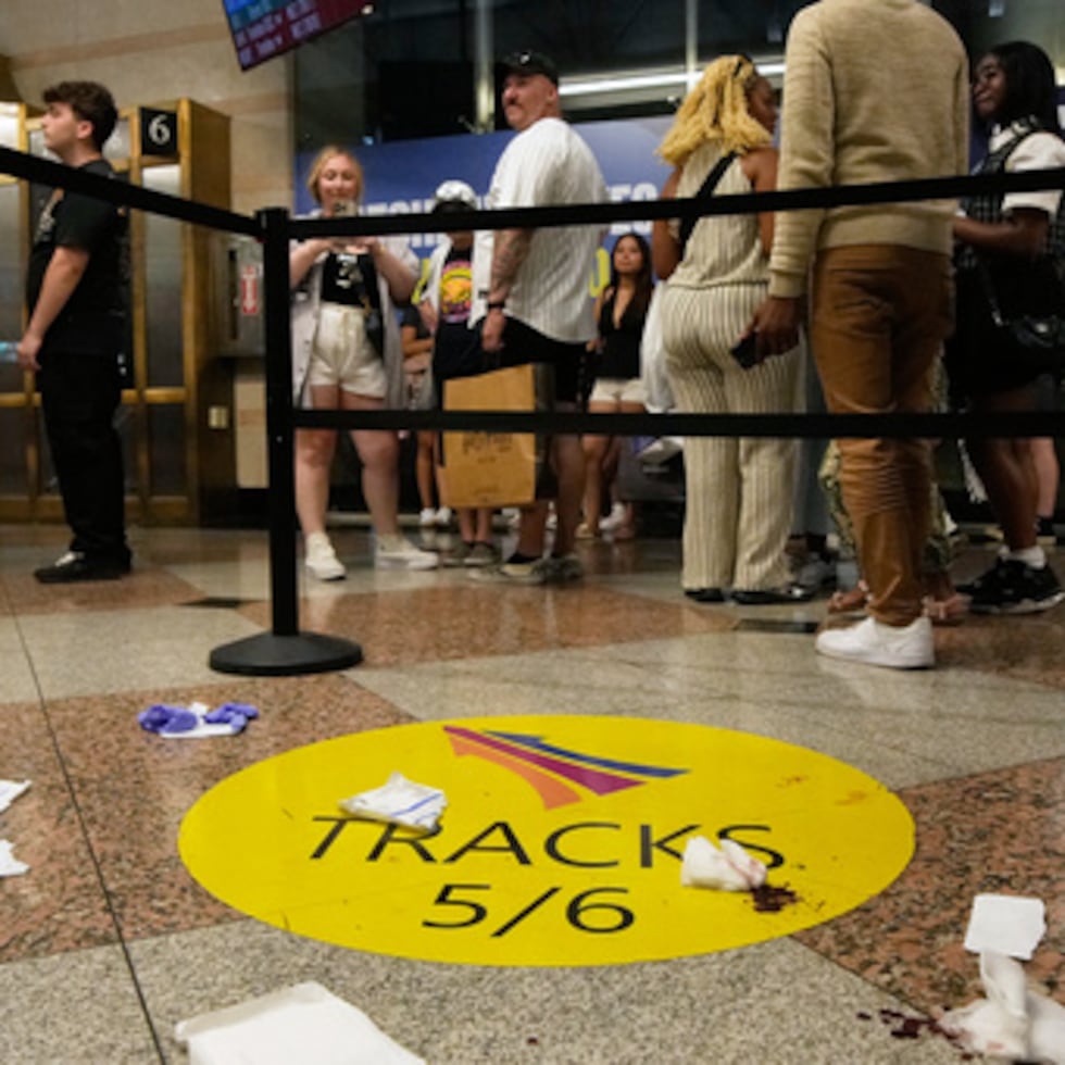 El extenso complejo ferroviario situado bajo el Madison Square Garden da servicio a las líneas de Amtrak, Long Island Rail Road, NJ Transit y el metro de Nueva York, y lo utilizan cientos de miles de viajeros cada día.