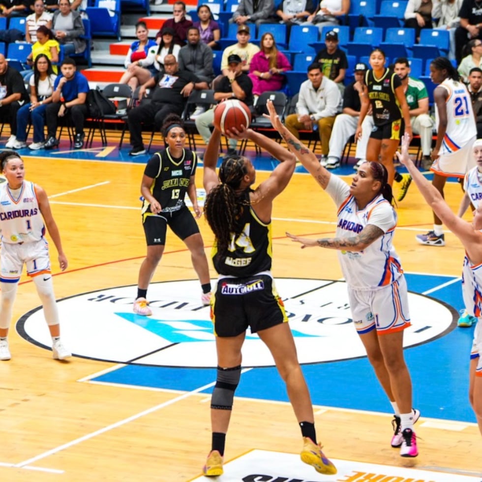 Imani McGee intenta un canasto ante la defensa de las Cariduras de Fajardo.