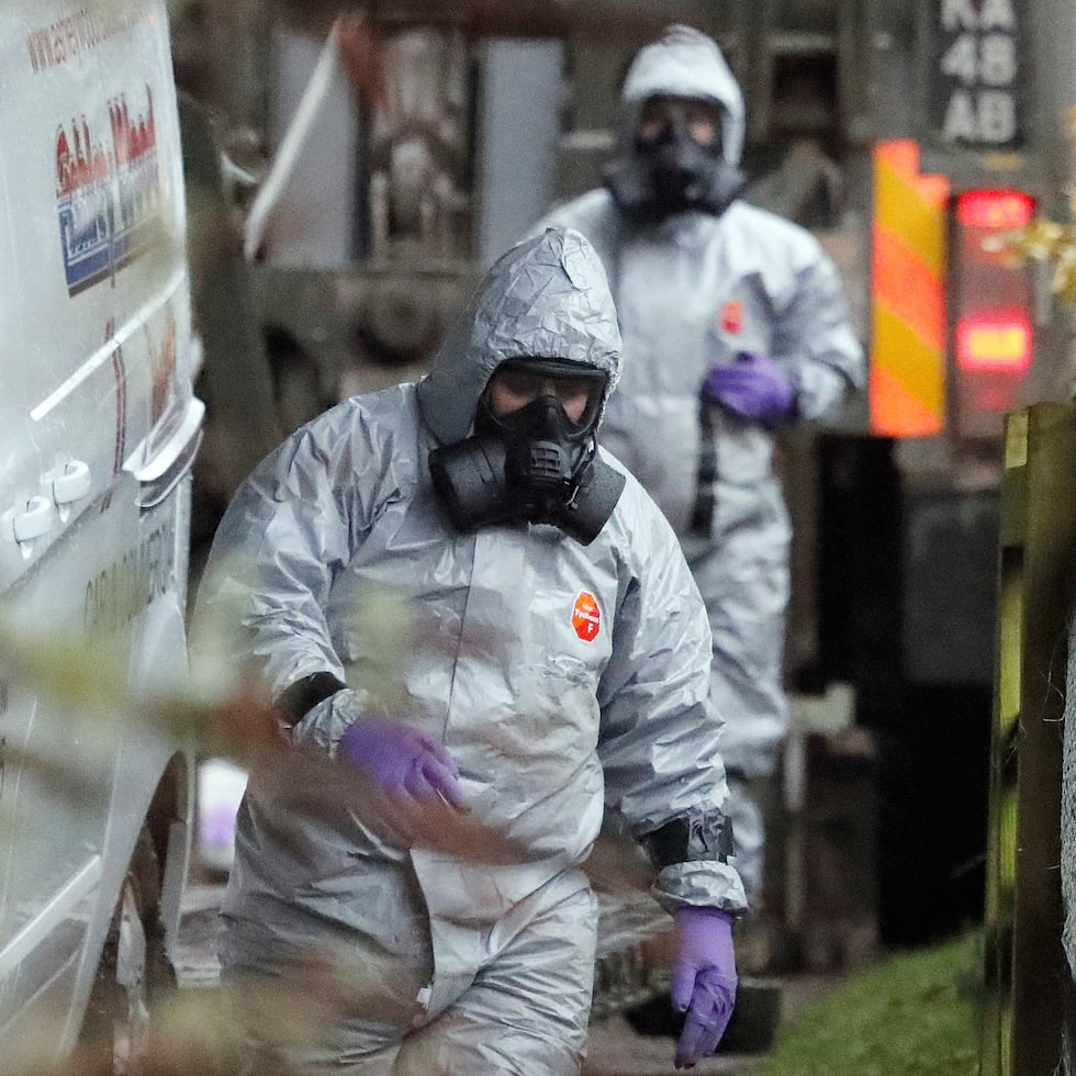 ARCHIVO - Personal con equipo de protección trabaja en una camioneta en Winterslow, Inglaterra, el 12 de marzo de 2018, mientras continúan las investigaciones sobre el envenenamiento por neurotóxico del ex oficial de inteligencia ruso Sergei Skripal y su hija Yulia.