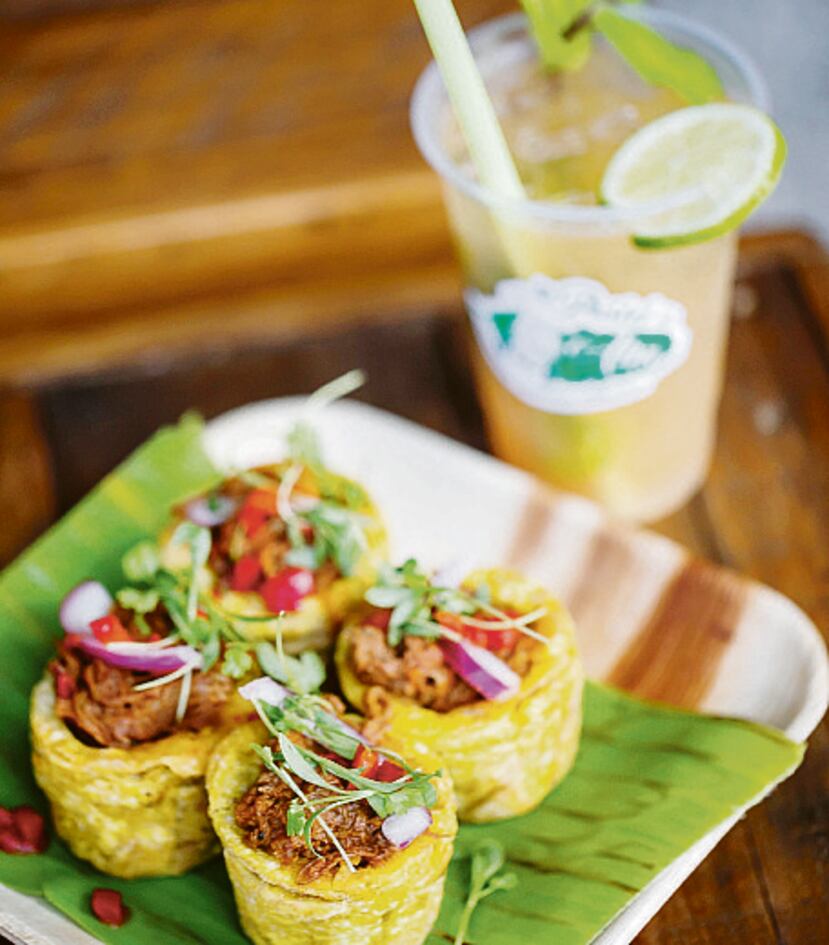 Parte de sus ofrecimientos son los tostones rellenos de ropa vieja.