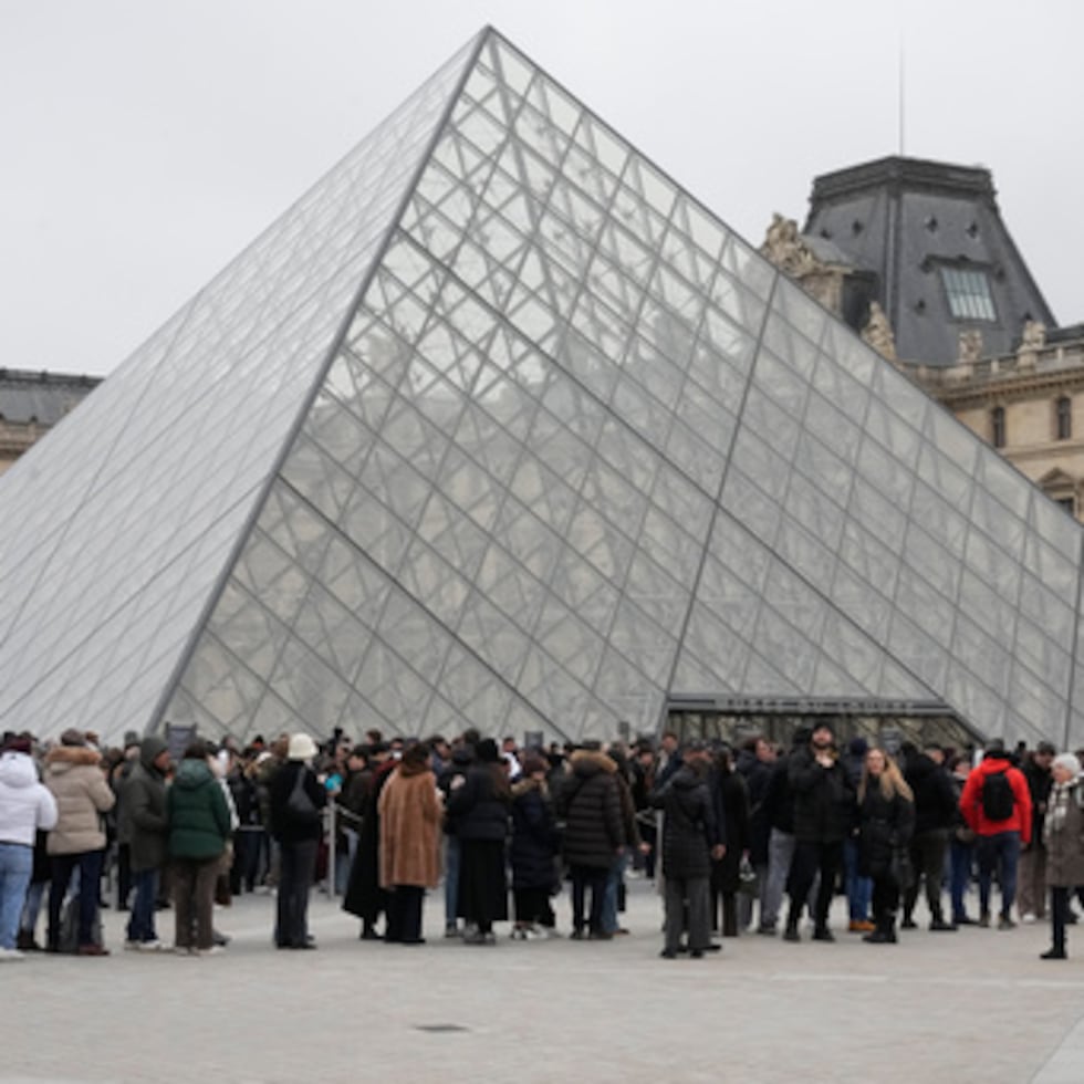 Un grupo de personas forma una fila fuera del museo de Louvre, en París.