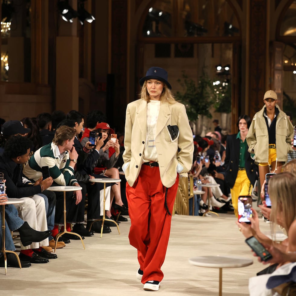 La modelo Gigi Hadid luce un diseño del estadounidense Tommy Hilfiger este jueves, en la Semana de la Moda en el Hotel Plaza en Nueva York (Estados Unidos). Tommy Hilfiger vuelve a la Semana de la Moda de Nueva York.