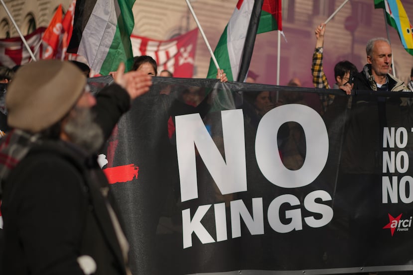 El sábado 28 de marzo de 2026, varias personas participaron en una manifestación nacional contra la guerra organizada por el movimiento "No Kings Italy" en Roma. (Foto AP/Andrew Medichini)